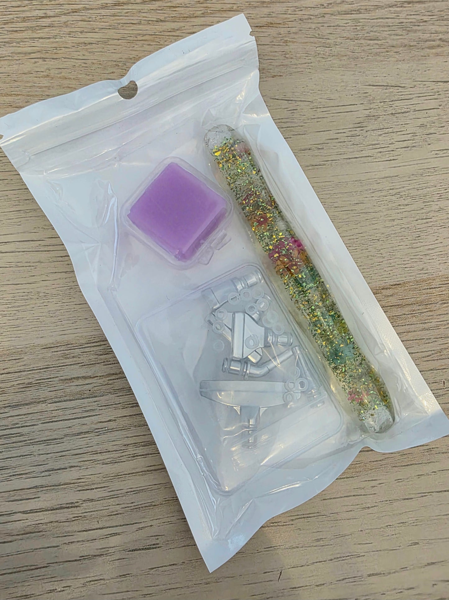 Ergonomischer Diamond Painting Stift mit 6 Metallaufsätzen und Wachs in Glitzer mit Blüten