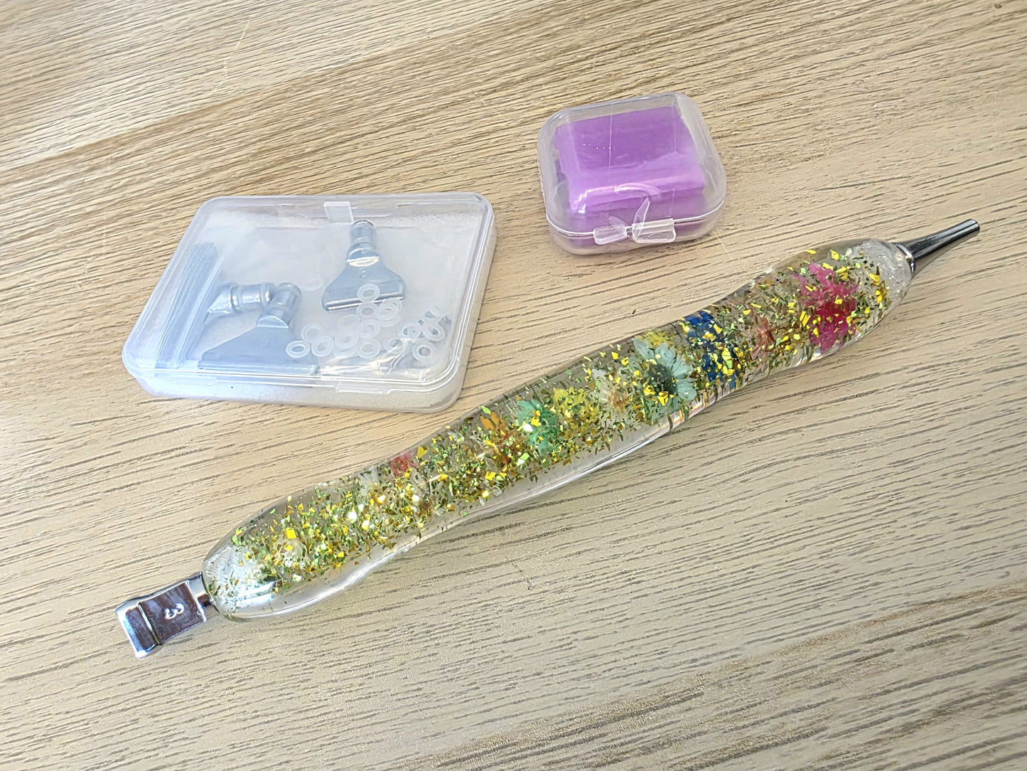 Ergonomischer Diamond Painting Stift mit 6 Metallaufsätzen und Wachs in Glitzer mit Blüten