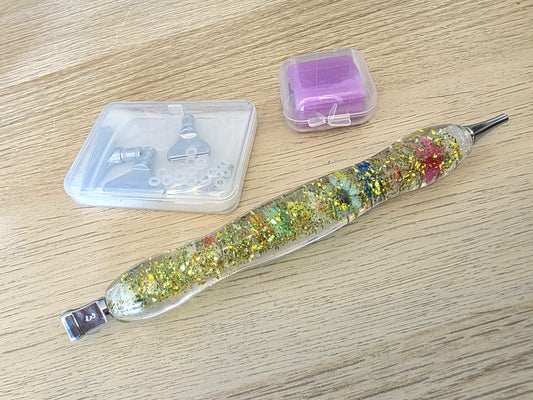 Ergonomischer Diamond Painting Stift mit 6 Metallaufsätzen und Wachs in Glitzer mit Blüten