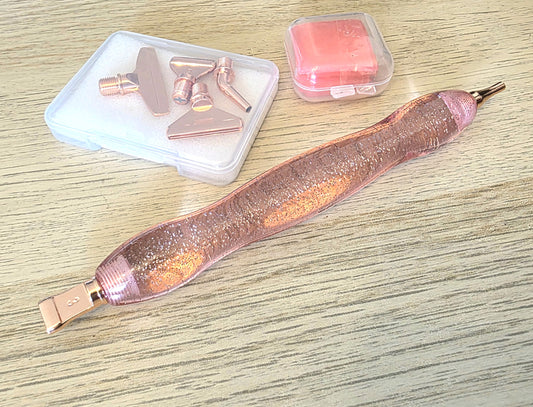 Ergonomischer Diamond Painting Stift mit 6 Metallaufsätzen und Wachs in Rosa-Glitzer Rosegold